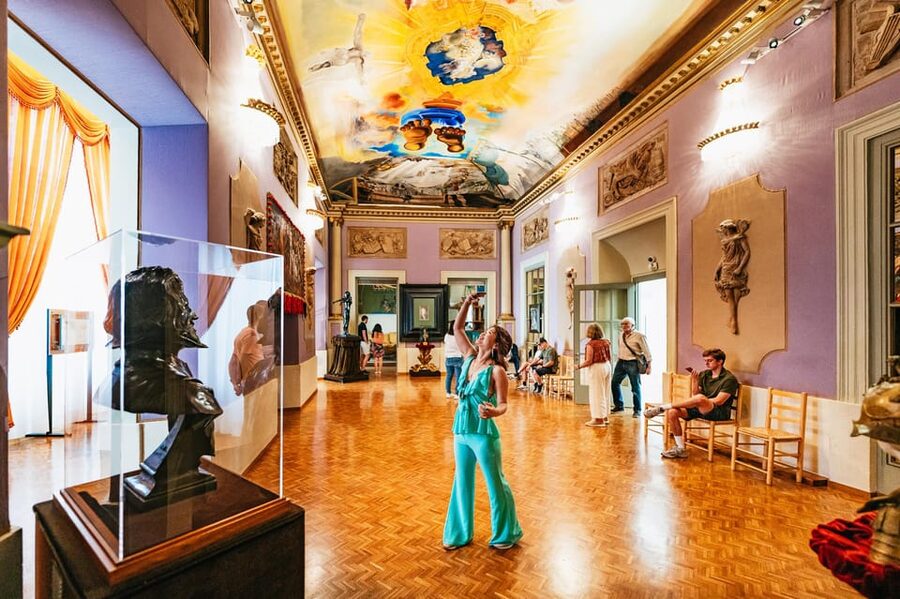 Barcelona: Dali Museum, House and Cadaques Guided Tour - What the guide adds to the long day