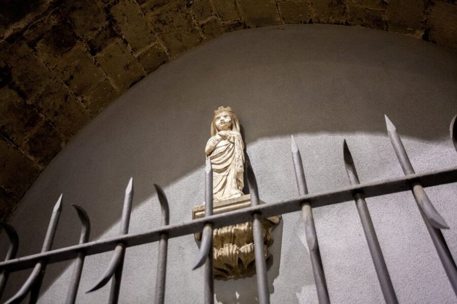 Barcelona: Dark History Night Walking Tour - Weather, access, and what to bring