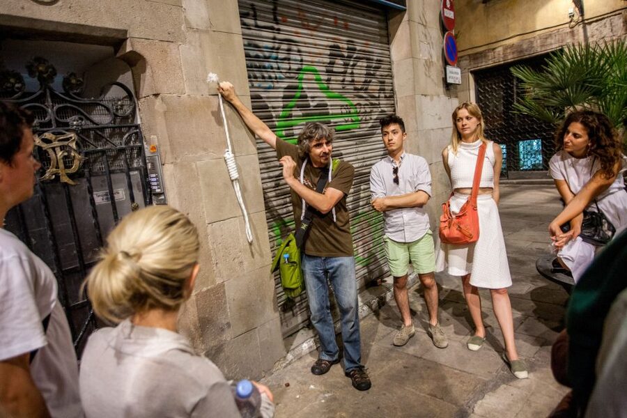 Barcelona: Dark History Night Walking Tour - Visual aids that keep the walk moving