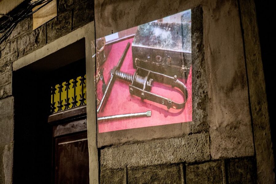 Barcelona: Dark History Night Walking Tour - A guide-led experience, not an audio walk