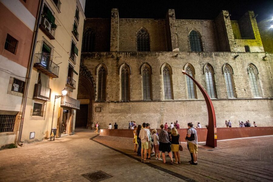 Barcelona: Dark History Night Walking Tour - El Born and La Ribera after dark