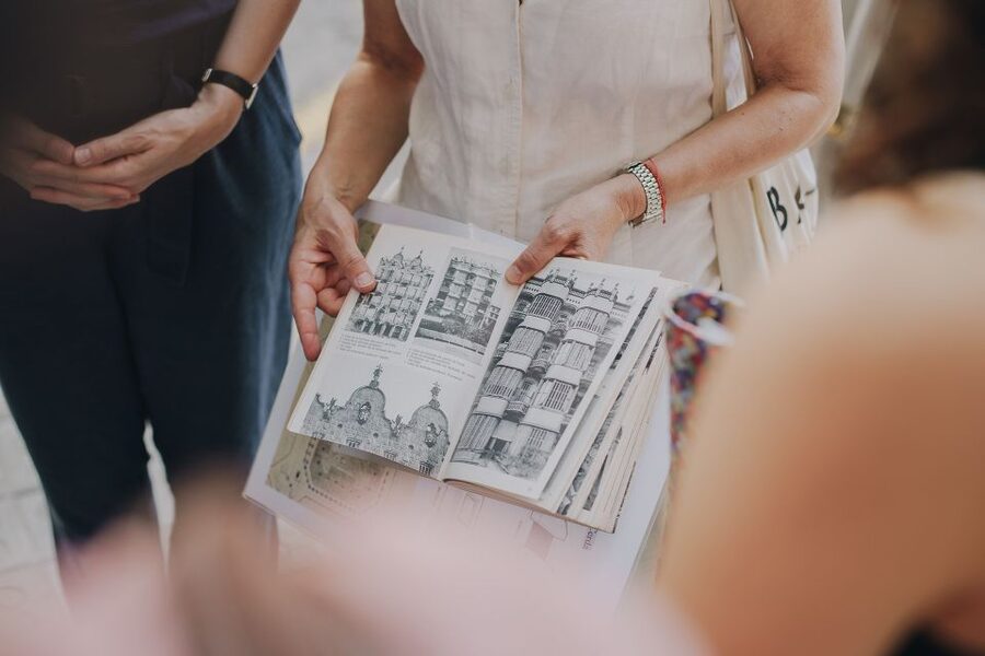 Barcelona: Discover Gaudi Architectural Guided Tour - Casa Calvet and Gaudí’s changing career