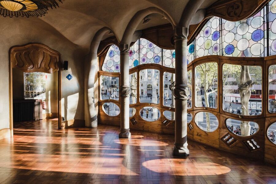 Barcelona: Discover Gaudí, Sagrada Familia, and Park Güell - Passeig de Gràcia: a useful architectural opening