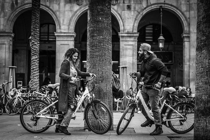 Barcelona E-Bike Photography Tour - Columbus Monument and the waterfront