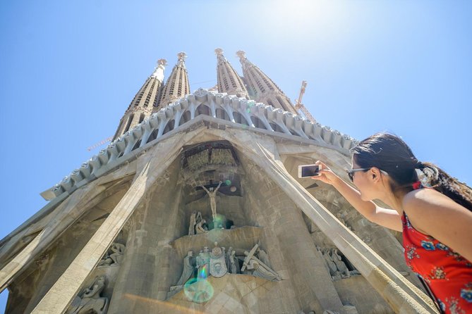 Barcelona e-Bike Tour: Gaudí & Old Town Small Group - Gaudí and the grand streets of Eixample