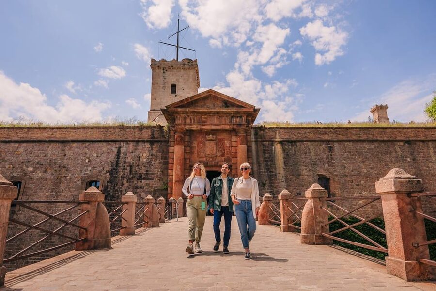 Barcelona: E-Bike Tour with Montjuic Cable Car & Boat Ride - Beach cycling and the Gothic Quarter finish