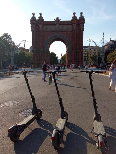 Barcelona: e-scooter and Bike tour - Climbing toward Montjuïc