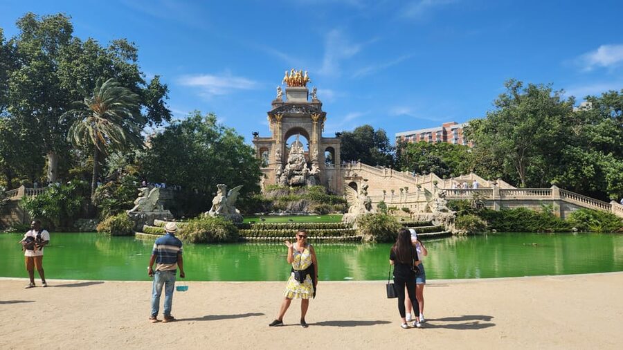 Barcelona: e-scooter and Bike tour - Arc de Triomf and Ciutadella Park