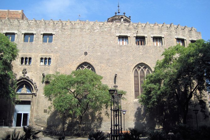 Barcelona: El Born Ghost Walking Tour. - Roman roads, Hostal Flor de Lliri, and Plaça d’En Marcús