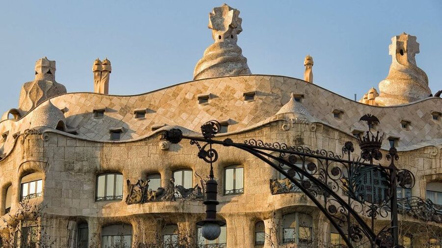 Barcelona: Evening Walking Tour in the Gaudi Area with Tapas - Should you book this Barcelona tapas tour?