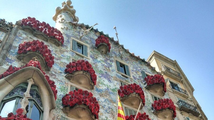 Barcelona: Evening Walking Tour in the Gaudi Area with Tapas - The $100 price and what it covers
