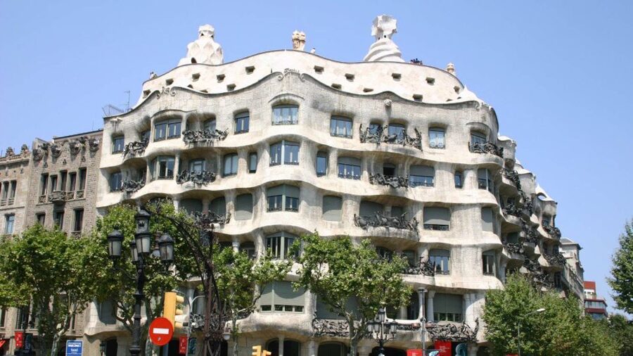 Barcelona: Evening Walking Tour in the Gaudi Area with Tapas - Meeting at Casa Sayrach