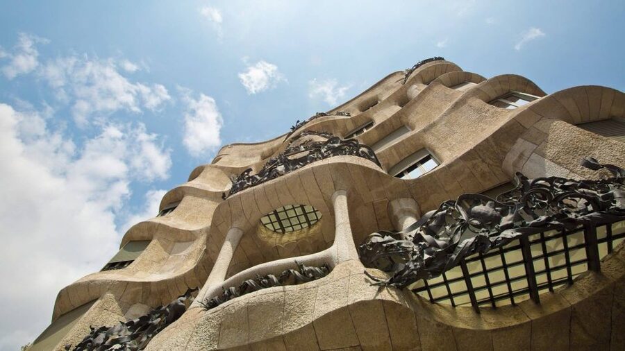 Barcelona: Evening Walking Tour in the Gaudi Area with Tapas - Comfort, timing, and who should book