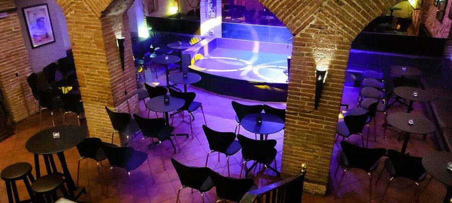 Barcelona: Exclusive Flamenco Show at El Paraigua with Drink - Flamenco in a close-up setting