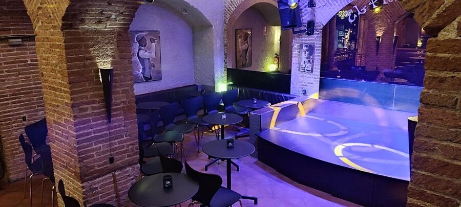 Barcelona: Exclusive Flamenco Show at El Paraigua with Drink - The atmosphere: intimate, friendly, and aimed at an international audience