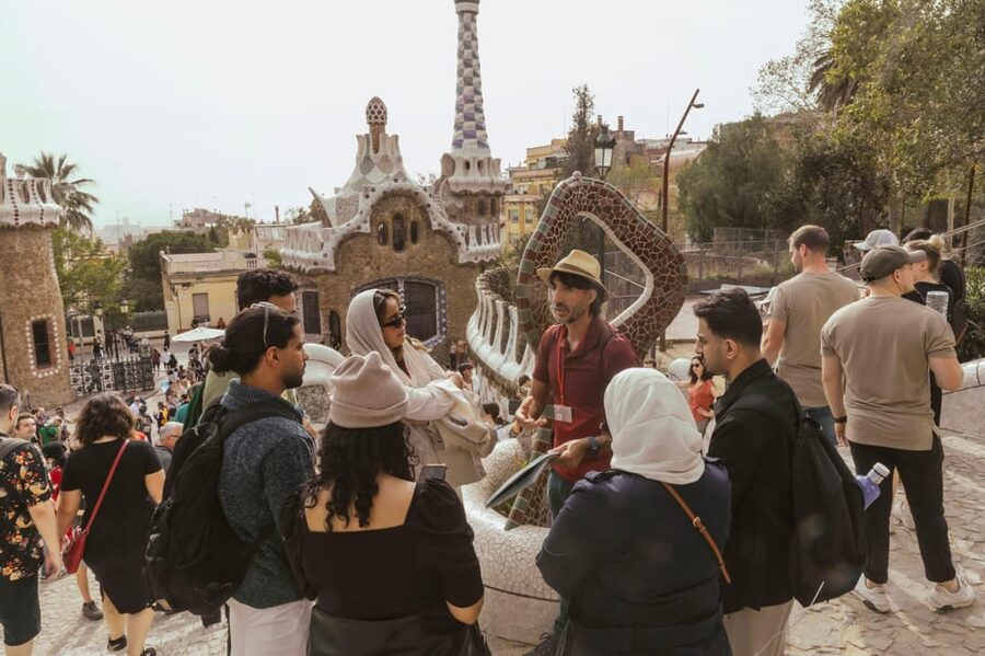 Barcelona: Exclusive Park Güell Private Guided Tour - Key points at a glance