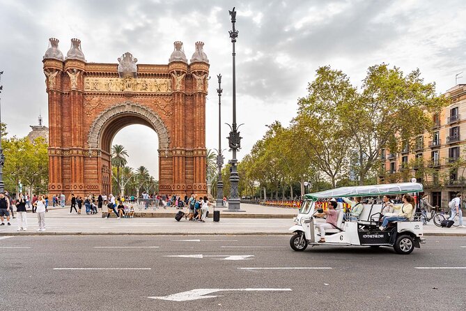 Barcelona Expert Tour with Local Guide in Eco Tuk Tuk Private - What you see in one hour