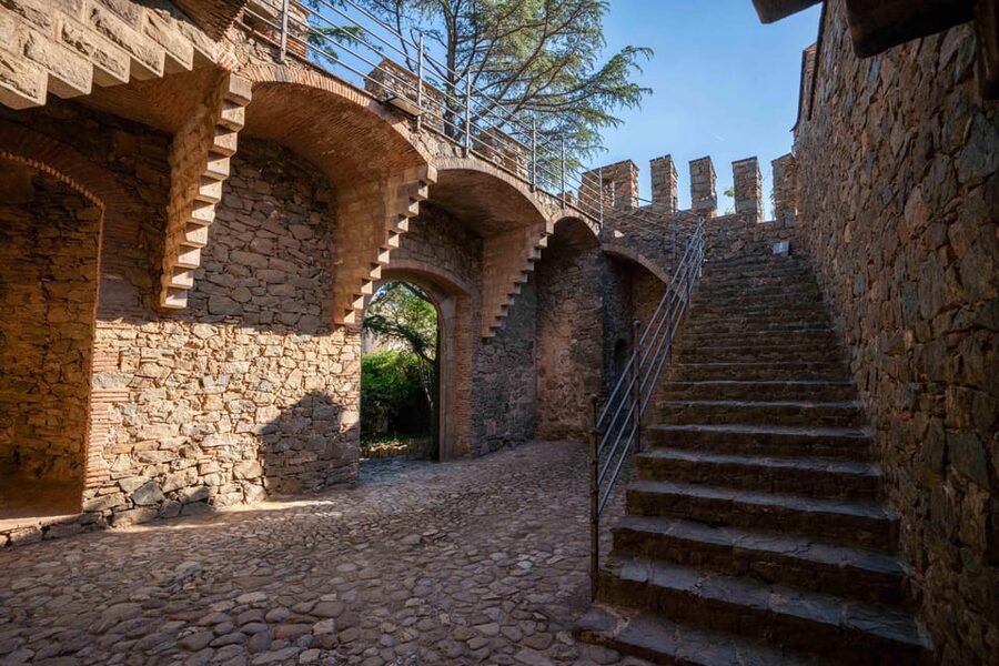 Barcelona: Exploring Gaudí's Hidden Gem, Bellesguard Tower - Entering a house built around Catalan history