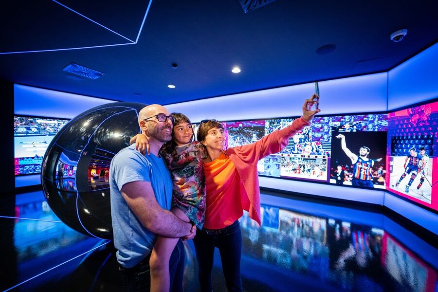 Barcelona: FC Barcelona Museum "Barça Immersive Tour" Ticket - Tots units fem força and the modern teams