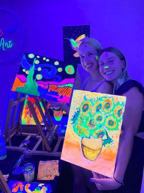 Barcelona: Fluorescent Paint and Wine Workshop - Timing matters, especially on Saturday and Sunday