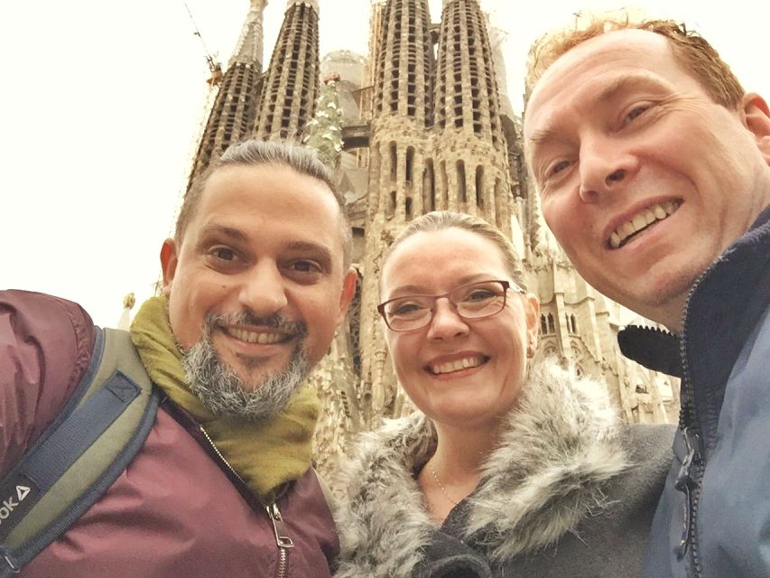 Barcelona: Foodie Walking Tour with Sagrada Familia Tickets - A food-first way to meet Barcelona