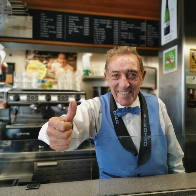 Barcelona: Foodie Walking Tour with Sagrada Familia Tickets - Churros and hot chocolate at La Pallaresa