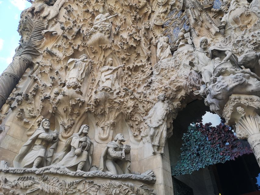 Barcelona: Foodie Walking Tour with Sagrada Familia Tickets - Inside Sagrada Familia with an audio guide