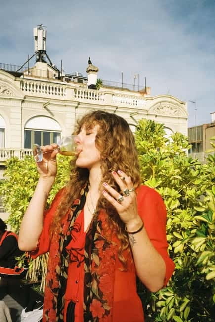 Barcelona: Fun & Unpretentious Rooftop Wine Tasting - What the teaching style feels like