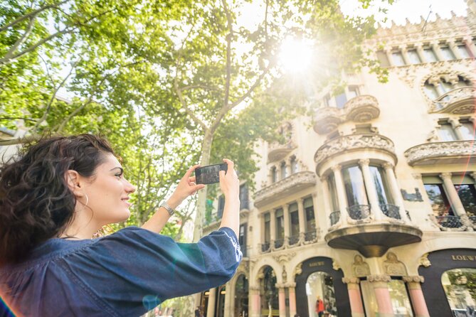 Barcelona Gaudi and Sagrada Familia Tour - Why the guide matters more than the low price