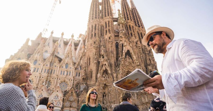 barcelona: Gaudi Highlights eBike tour - Cascada Monumental and the calm of Ciutadella Park