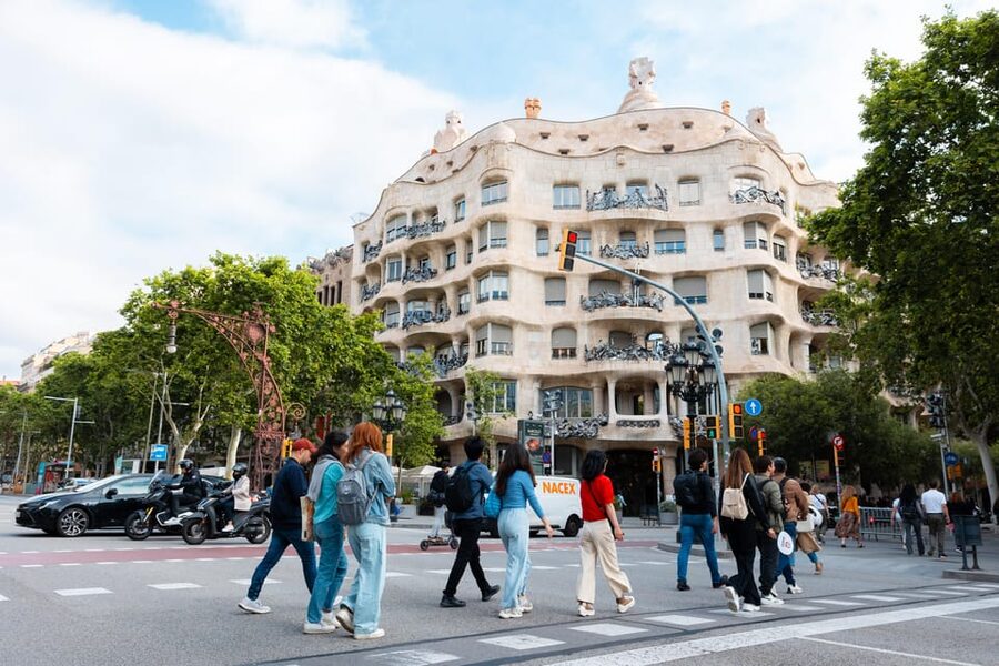 Barcelona: Gaudí Houses & Sagrada Familia Tour - Passeig de Gràcia and Casa Batlló’s marine details