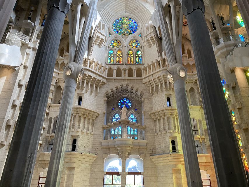 Barcelona: Gaudí Houses & Sagrada Familia Tour - The two-hour lunch break in the Eixample