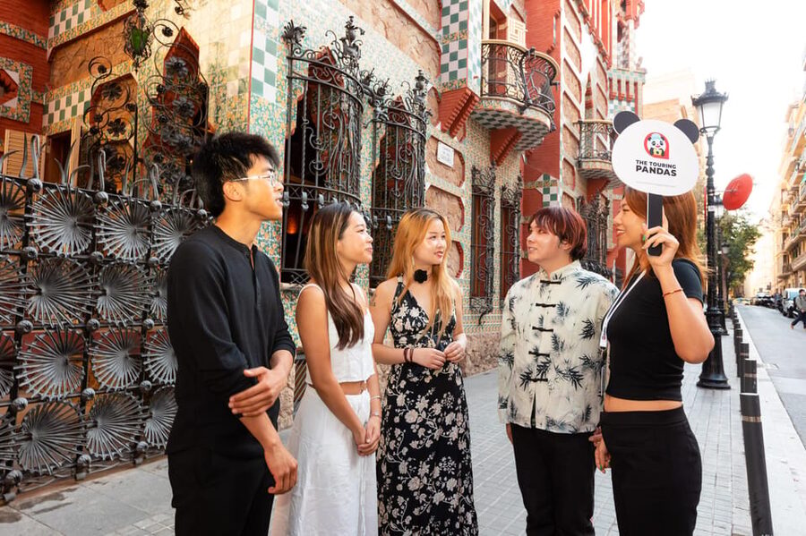 Barcelona: Gaudí Houses & Sagrada Familia Tour - What the guides add to the day