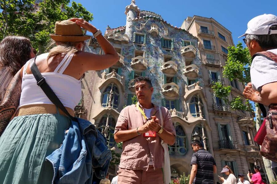Barcelona: Gaudi Tapas & Wine Tasting Small Group Tour - Tapas in the Eixample