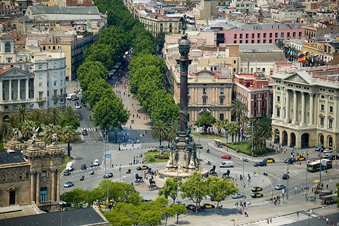 Barcelona Gaudi Tour: Sagrada Familia, Casa Batllo & Casa Mila - Casa Batlló and the Passeig de Gràcia setting