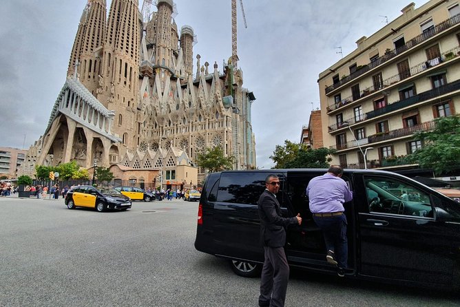 Barcelona Gaudi Tour: Sagrada Familia, Casa Batllo & Casa Mila - Group size and guide arrangements
