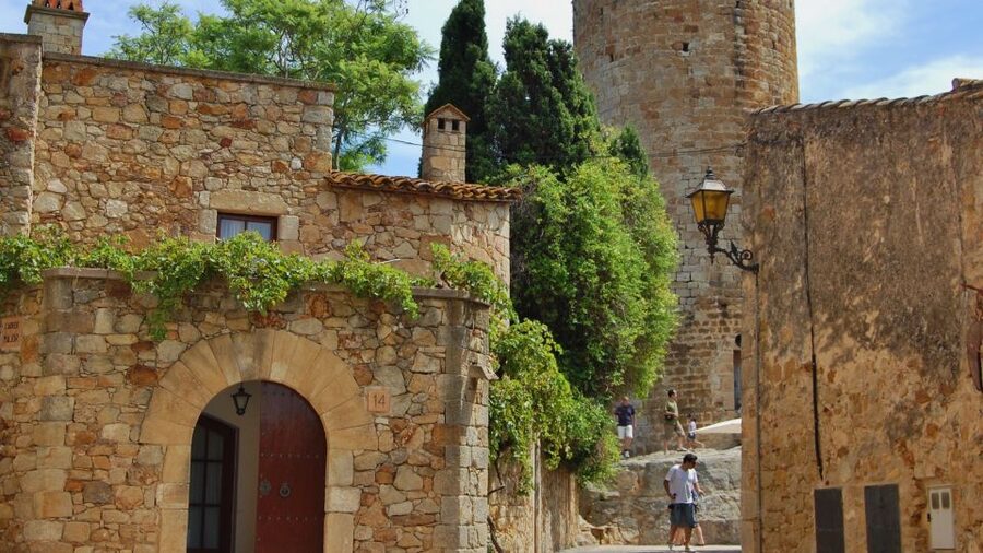 Barcelona: Girona Game of Thrones Private Tour with Pickup - Arabic Baths and Girona’s older layers