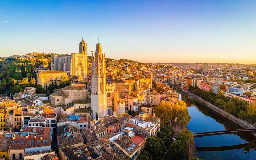Barcelona: Girona Private Guided Tour by High-Speed Train - Entering Girona’s Medieval Center