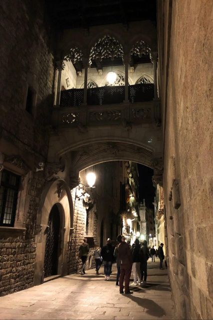 Barcelona: Gothic Quarter By Night Guided Walking Tour - Key points at a glance