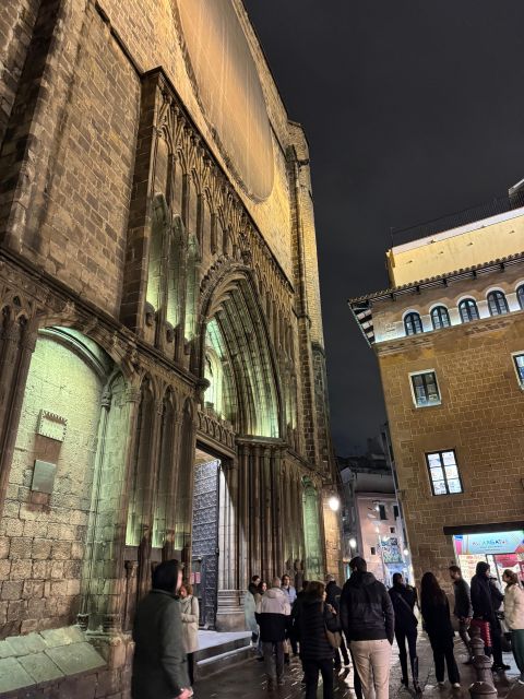 Barcelona: Gothic Quarter By Night Guided Walking Tour - What the guides add to the experience