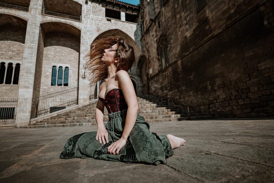 Barcelona: Gothic Quarter Cinematic Photoshoot and Guide - Language, access, and cancellation details