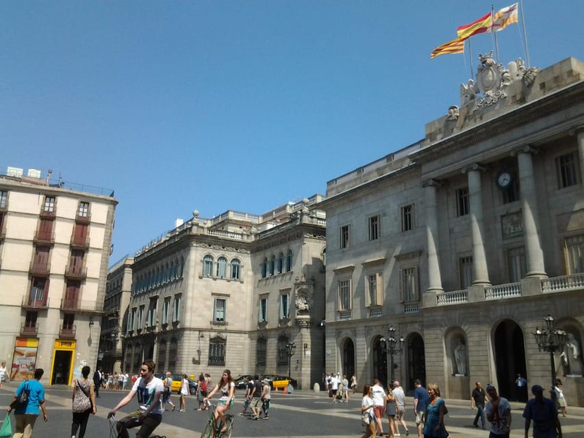 Barcelona: Gothic Quarter Legends Walking Tour with Tapas - Why the guide matters more than the route