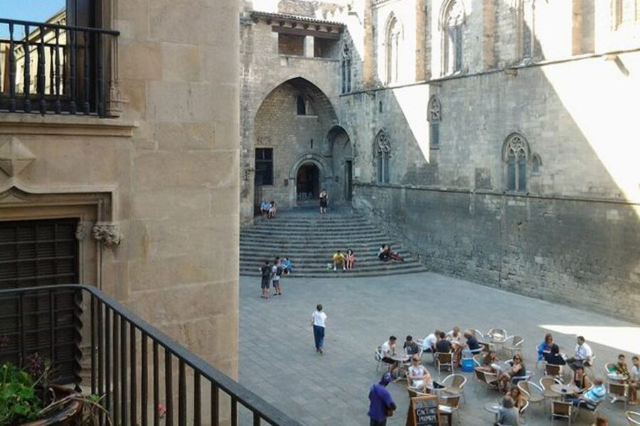 Barcelona: Gothic Quarter Legends Walking Tour with Tapas - Finding the details you would pass by