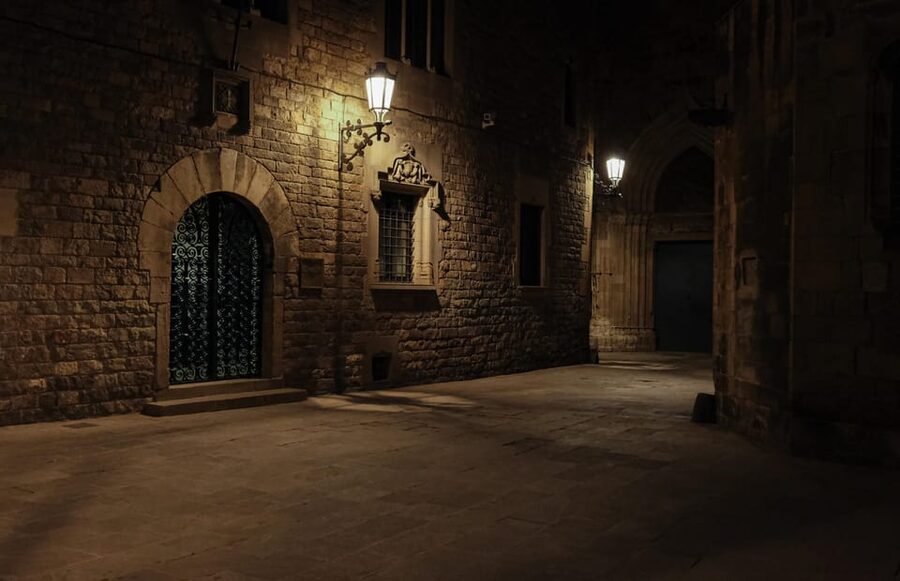 Barcelona: Gothic Quarter Night Walk Mysteries and Legends - Plaça del Rei and the darker ending