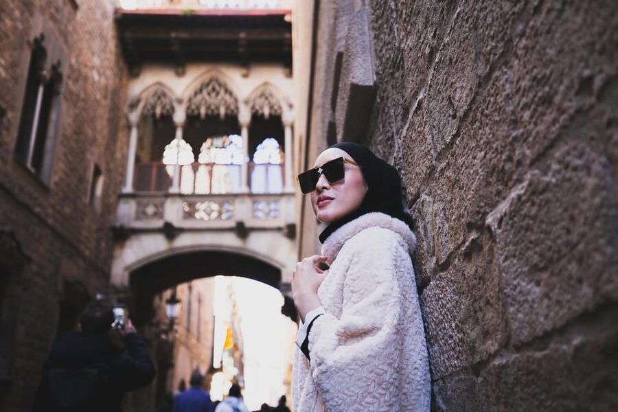 Barcelona: Gothic Quarter Private Photoshoot Experience - Posing help for beginners and freedom for experienced subjects