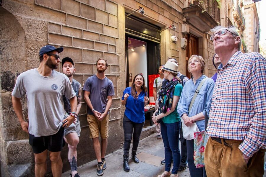 Barcelona: Gothic Quarter's Deepest Secrets Tour and Sangria - Starting at Café Zurich and Plaça Catalunya