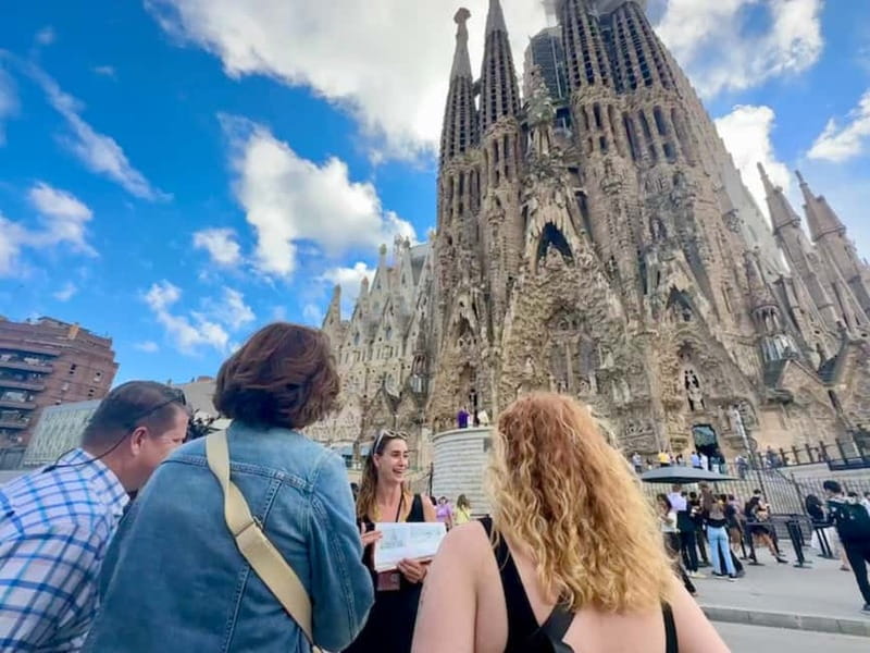 Barcelona: Gothic Quarter, Sagrada Familia & Park Güell Tour - Park Güell and the mosaic lizard