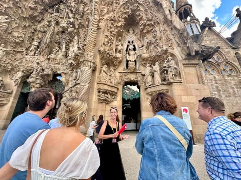Barcelona: Gothic Quarter, Sagrada Familia & Park Güell Tour - The one-hour break before Sagrada Família