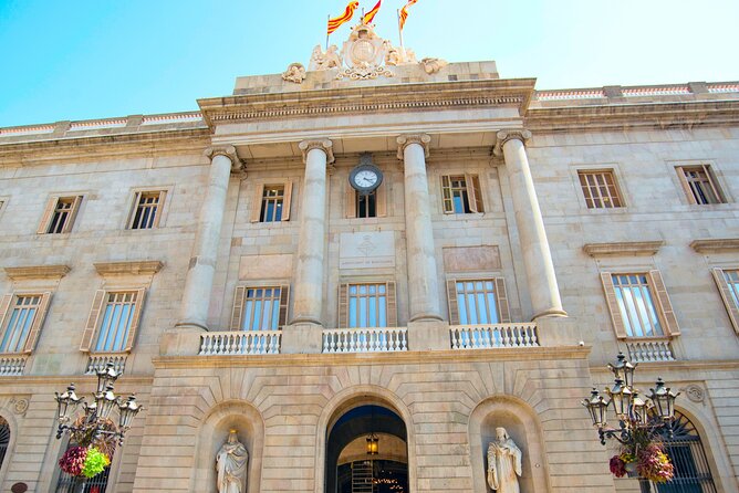 Barcelona Gothic Quarter Scavenger Hunt and City Highlights Walking Tour - Carrer Petritxol and the character of a narrow lane