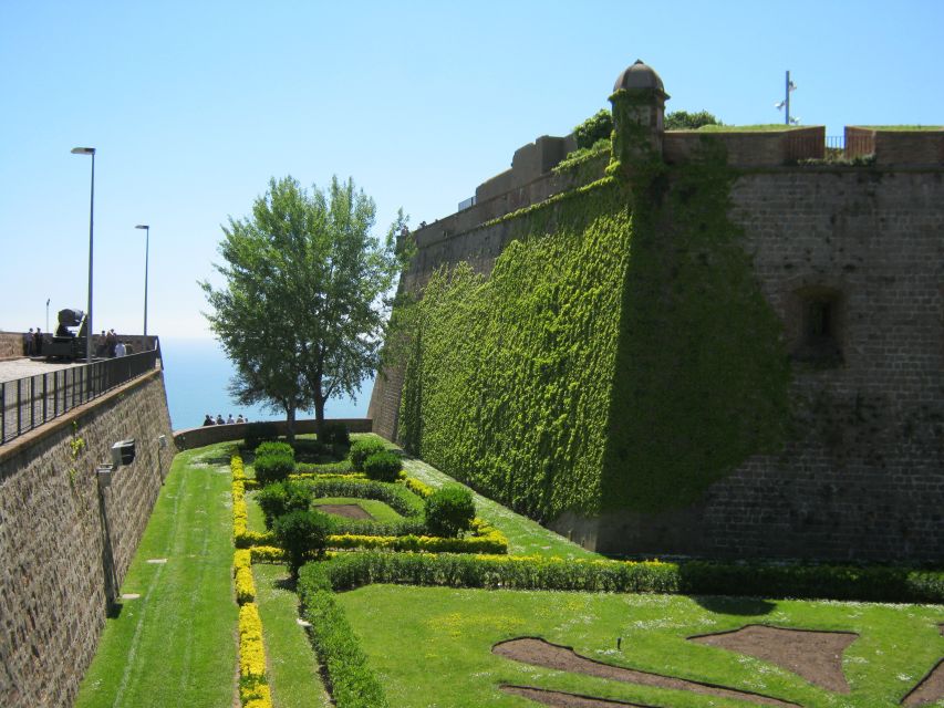 Barcelona: Gothic Quarter Walking Tour w/ Montjuïc Cable Car - What this Barcelona tour actually gives you